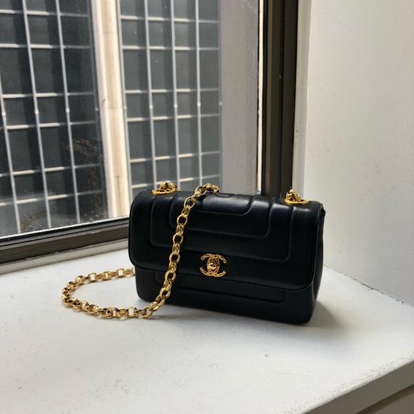 Vintage Chanel flap bag - Picture 2 of 8